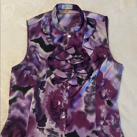 Pair of dressy sleeveless tops - Picture 2 of 6